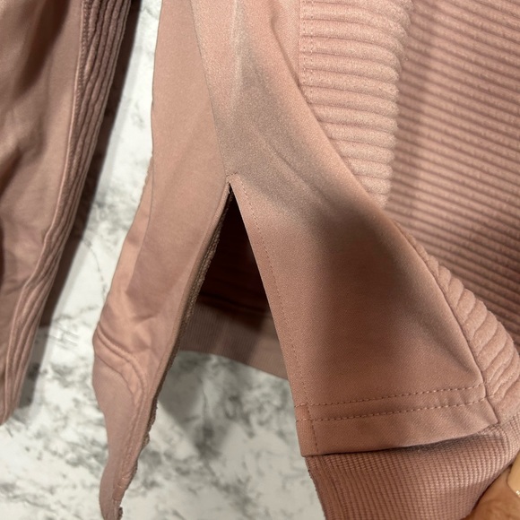 Tahari Sport TurtleNeck sweater Women’s Size Xl With thumbholes Pale Pink 13 - Picture 2 of 8